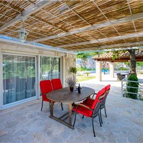 2 bedroom villa with pool and mountain views near Orašac, sleeps 4